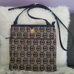 MICHAEL KORS Monogram Signature Large Pocket Crossbody Bag Black NWOT